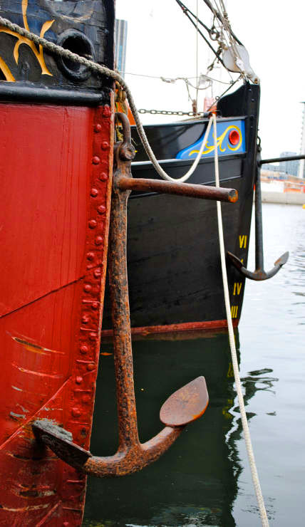 Take a bow (@ West India Dock) — Picture by Renee Waite